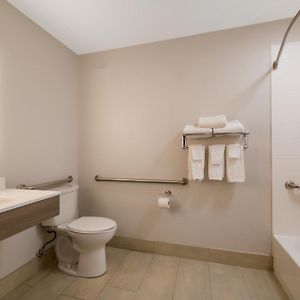 Standard Queen Room Two Queen Beds Mobility Accessible Tub